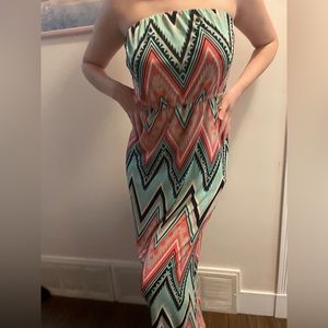 Patterned tiel long dress to my feet! Strapless and flowy.